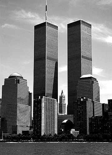 [World Trade Center and Woolworth Building - bw_wtc060110.jpg - 144633 Bytes