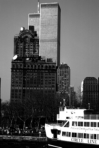 [Circle Line Boat and Twin Towers - bw_wtc060115.jpg - 129600 Bytes]