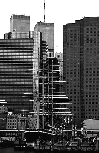 [World Trade Center from South Street Seaport - bw_wtc06012_10.jpg - 127288 Bytes]