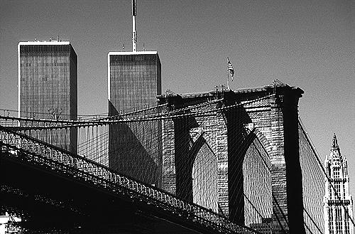 [World Trade Center and Brooklyn Bridge - bw_wtc51109933.jpg - 149500 Bytes]