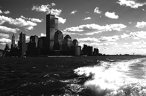 [Hudson River View of World Trade Center with Wake - bw_wtc57109932.jpg - 142660 Bytes]
